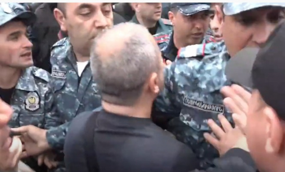 Ոստիկանները քաշքշում են ԱԺ պատգամավոր Վահե Հակոբյանին (տեսանյութ)